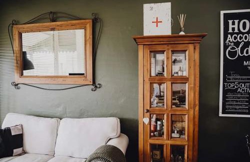Millthorpe House | The Historic Old Pharmacy Hockeys - Millthorpe