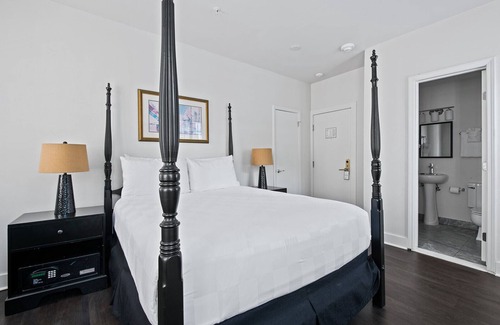Faubourg Lafayette Hotel | The Historic Streetcar Inn Deluxe Queen Room