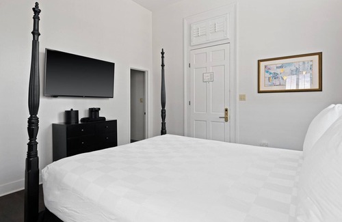 Faubourg Lafayette Hotel | The Historic Streetcar Inn Premium Queen Room