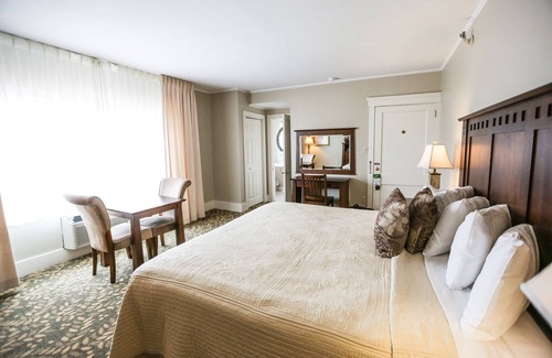 Brownfield Hotel | The Historic Summit Inn