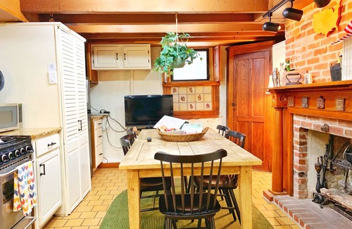 Gayborhood House | The Historic & Walkable Philadelphia Washington Square West 2 bed/2 bath Home