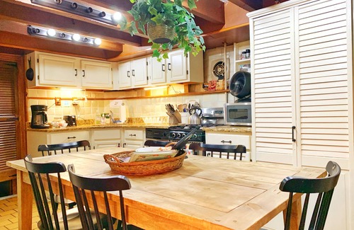 Gayborhood House | The Historic & Walkable Philadelphia Washington Square West 2 bed/2 bath Home