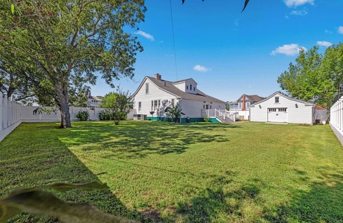 Giddings House | The Historic York House in Giddings - 4 bedrooms - 2 bathrooms - Pet Friendly