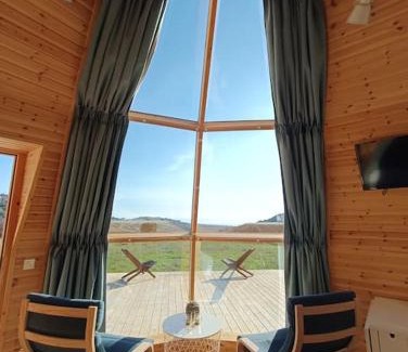 Akoursos Ski Chalet | The Hive