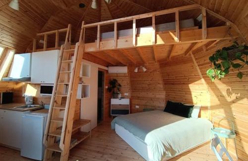 Akoursos Ski Chalet | The Hive
