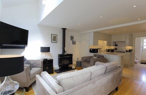 Stow-on-the-Wold House | THE HIVE, family friendly in Stow-On-The-Wold