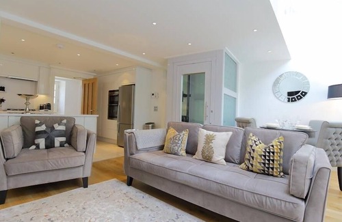 Stow-on-the-Wold House | THE HIVE, family friendly in Stow-On-The-Wold