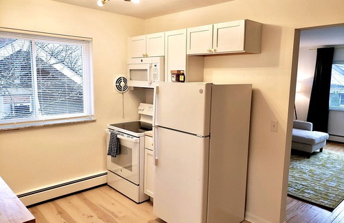 Westwood Apartment | The Hive 🐝 Pet Friendly, 1Bed/1Bath Apartment Unit for Long Term Stays