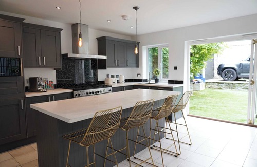 Barbican House | The Hoe, Beautiful 5-Bedroom House, Garden, Secure Parking, Sleeps 12