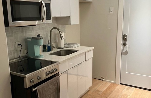 Gayborhood Apartment | The Holiday - 1BR - Apt 3B
