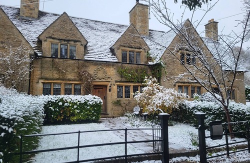 Longborough Cottage | THE HOLIDAY!nChristmas Cottage