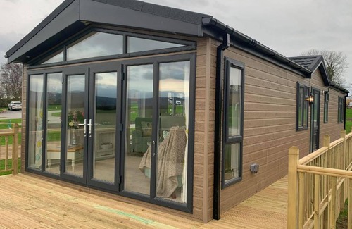 Thirsk Ski Chalet | The Hollin Retreat at Hollin Barn Lodge Park