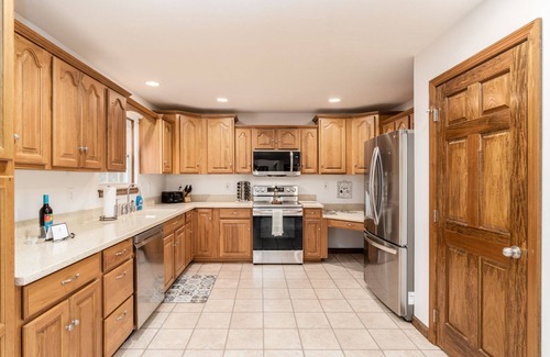 Lancaster House | The Hollow in Hocking Hills! - HotTub/PuttingGreen