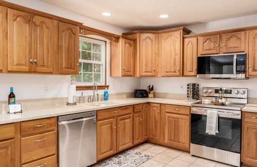 Lancaster House | The Hollow in Hocking Hills! - HotTub/PuttingGreen