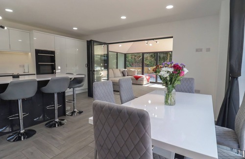Hartshill Cottage | THE HOLLOWS, family friendly, with a garden in Hartshill