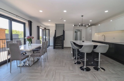 Hartshill Cottage | THE HOLLOWS, family friendly, with a garden in Hartshill