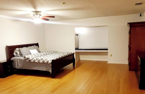 Sanford House | The Home Private Gates property with wide front yard and big backyard.