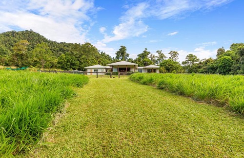 Friday Pocket Villa | The Homestead- Acreage & Private Swimming Hole