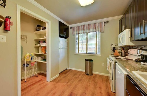 Nacogdoches Apartment | The Homestead | Luxury-Cozy 2BR Apartments Near SFA & Historic Downtown Nacogdoc