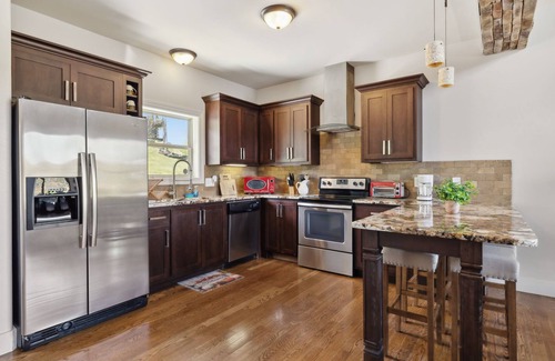 Smithville Condo | The Honeymoon Suite 1 n