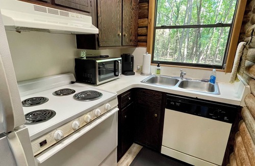 Drasco Cabin | “The Honeymooner” A quaint lil cabin in the woods at Tannenbaum!