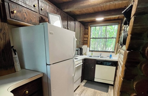Drasco Cabin | “The Honeymooner” A quaint lil cabin in the woods at Tannenbaum!