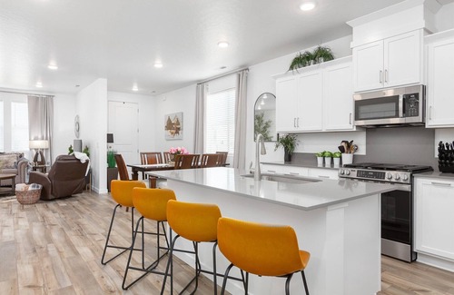 Eagle House | The "Honor" New 4-bdrm townhome in Eagle w/2 King Beds Pool, WiFi, 2 car Garage