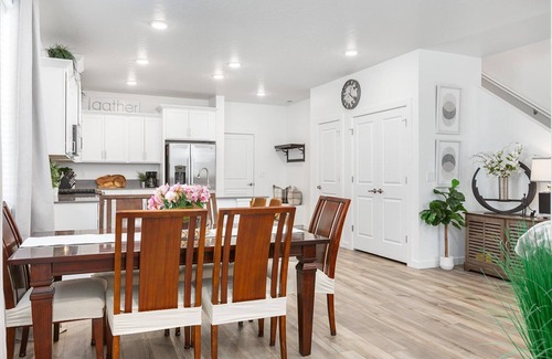 Eagle House | The "Honor" New 4-bdrm townhome in Eagle w/2 King Beds Pool, WiFi, 2 car Garage