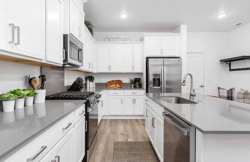 Eagle House | The "Honor" New 4-bdrm townhome in Eagle w/2 King Beds Pool, WiFi, 2 car Garage
