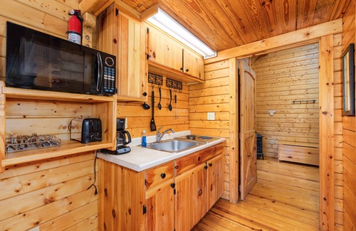 Luray Cabin | The Hook cabin-hot tub, mountain views & more!