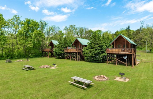 Luray Cabin | The Hook cabin-hot tub, mountain views & more!