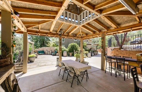Foresthill House | The Hopetoun House: A Colonial-style Country Retreat in Foresthill, CA