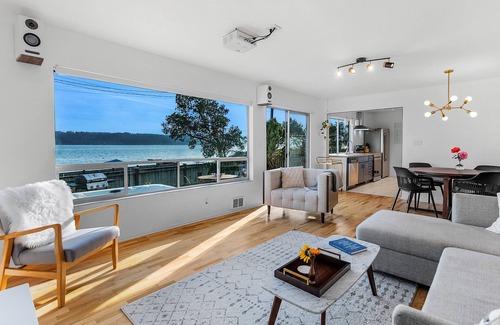 West Hills House | The Horizon on Hood Canal – Luxury Waterfront Beach House with Hot Tub & Firepit