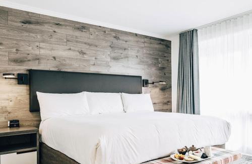 Queens Square Hotel | The Hotel on Pownal