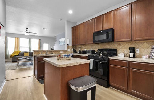 Houston House | The Houcation Villa 4BR+Patio+ Fast wi-fi+ Pool + mini grill