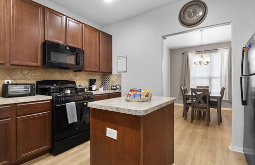 Houston House | The Houcation Villa 4BR+Patio+ Fast wi-fi+ Pool + mini grill