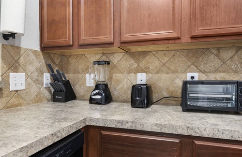 Houston House | The Houcation Villa 4BR+Patio+ Fast wi-fi+ Pool + mini grill