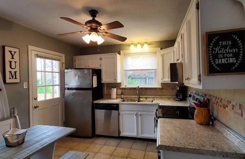 Lakeside House | THE HOUSE AT BRYAN PARK at the heart of Richmond! Luxury! Outdoor Fun! Piano!