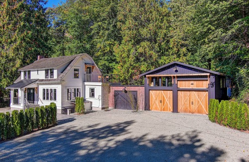 Monroe House | The House at Richardson Creek- 20 bed Amenity Rich Dutch Colonial Farmhouse