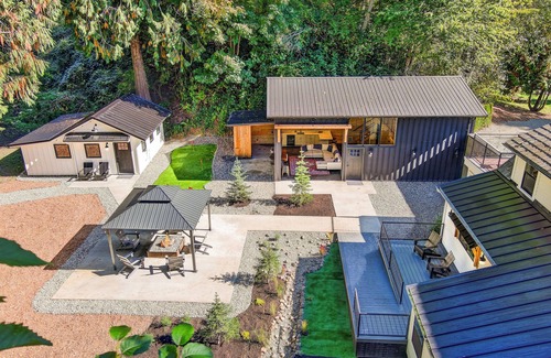 Monroe House | The House at Richardson Creek- 20 bed Amenity Rich Dutch Colonial Farmhouse