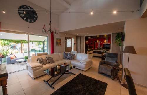 La Motte-dʼAigues House | "The house by the Lake" close to Lourmarin in South Luberon