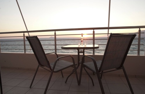Kalamaki House | The House In Front Of The Sea