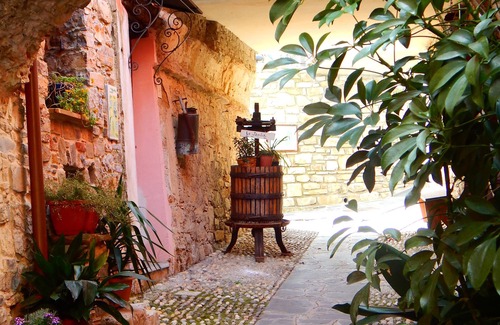 Diano Arentino Apartment | The house in the alleyway