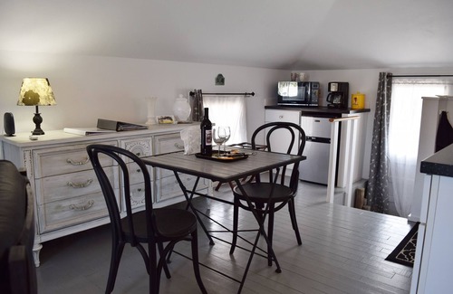 Boardwalk Apartment | The House On Crawford COTTAGE Historic House, Independent Apartment