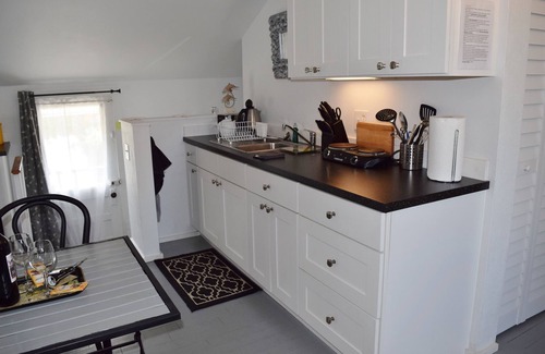 Boardwalk Apartment | The House On Crawford COTTAGE Historic House, Independent Apartment