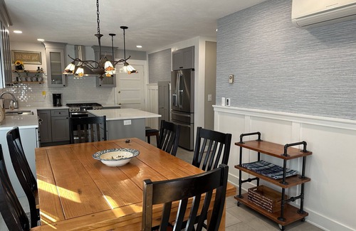 Niantic House | The House with the Blue Door - 3 Minutes from Downtown Niantic!