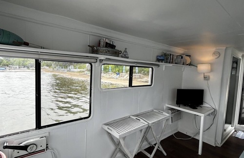 Antioch Boat Rental | The Houseboat @ The Cottages on Petite Lake