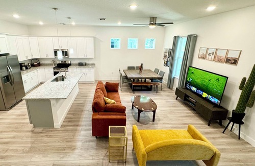 Sanford House | The Hub on Cypress Ave - walk to downtown Sanford