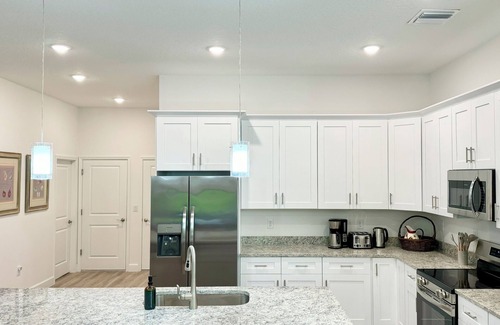 Sanford House | The Hub on Cypress Ave - walk to downtown Sanford