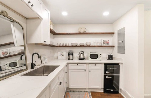 Central Business District Bed & Breakfast | The Hudson: Cool Art Filled Suite near FQ with Pkg